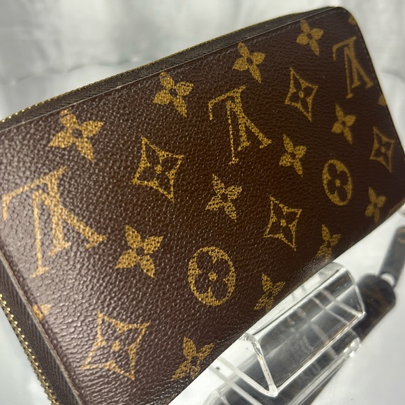 Authentic LOUIS VUITTON Genuine Leather Brown Zippy Wallet - Picture 2 of 15